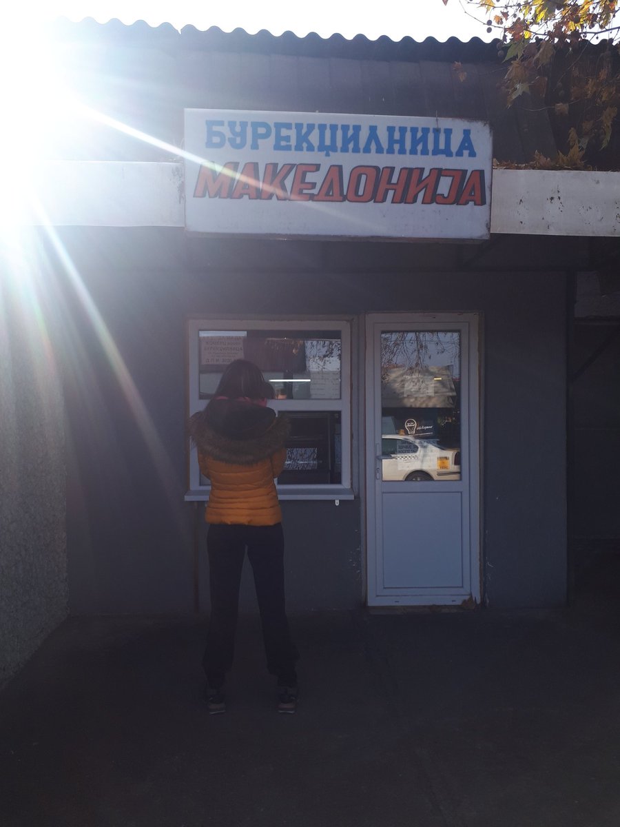 Marskata's tweet photo. Во Македонија и за во бурекџилница ти требаат врски. #мојатачудесназемја https://t.co/Fe02t0vFjF