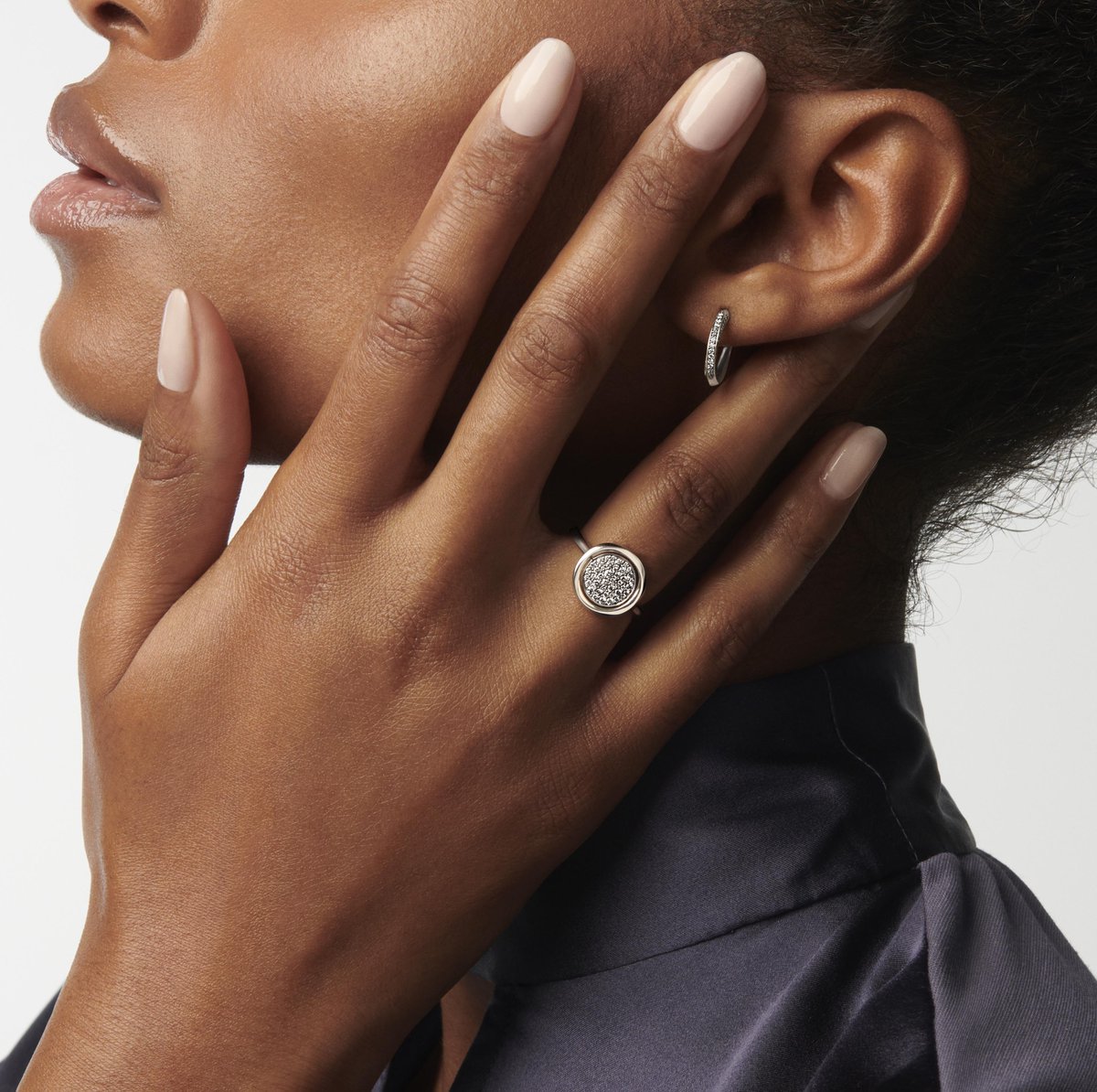 vashiofficial's tweet photo. Let the light in with our new Lumina collection. Inspired by the dawn of a new day, it features circular silhouettes to evoke a feeling of hope and renewal. Shop the collection via the link in bio.

#MadeWithVashi #LuminaCollection #VashiDiamonds https://t.co/sKSIJ1iGm0
