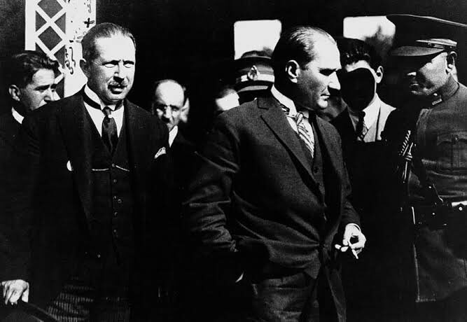 "Medeni Kanun, Türk hanımlarının büyüklüğü yanında küçük bir eserdir."

-Mahmut Esat Bozkurt