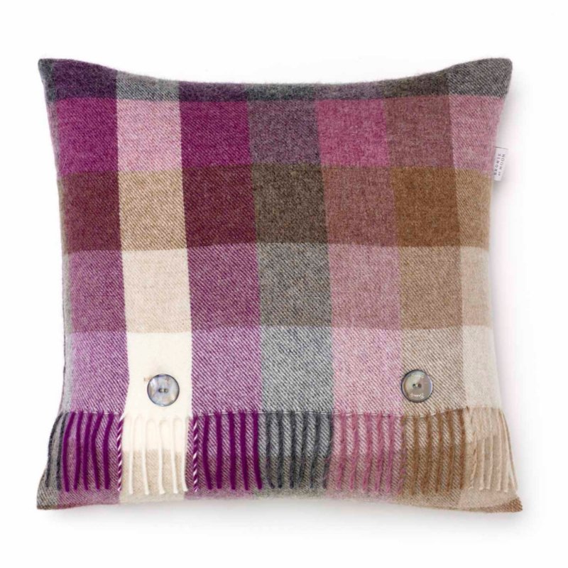 Keep Calm &amp; Snuggle this Christmas with our fabulous designer range of home accessories by Hettie made in Britain.

karoos.co.uk/store/hettie/

Also available in this stunning range bags, hair accessories &amp; pet accessories 

#throw #throws #madeinbritain #pet #homewear #homestyling