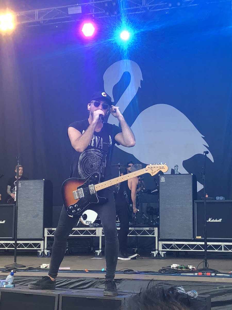 karla_allan's tweet photo. @AlexGaskarth @riandawson @JackBarakat @zackalltimelow @AllTimeLow  watching your set Alex and thinking back to Good Things in Sydney 2018. God i miss you boys!! #BasementNoise #iloveriandawson 😂 https://t.co/QjRyxGaNAz