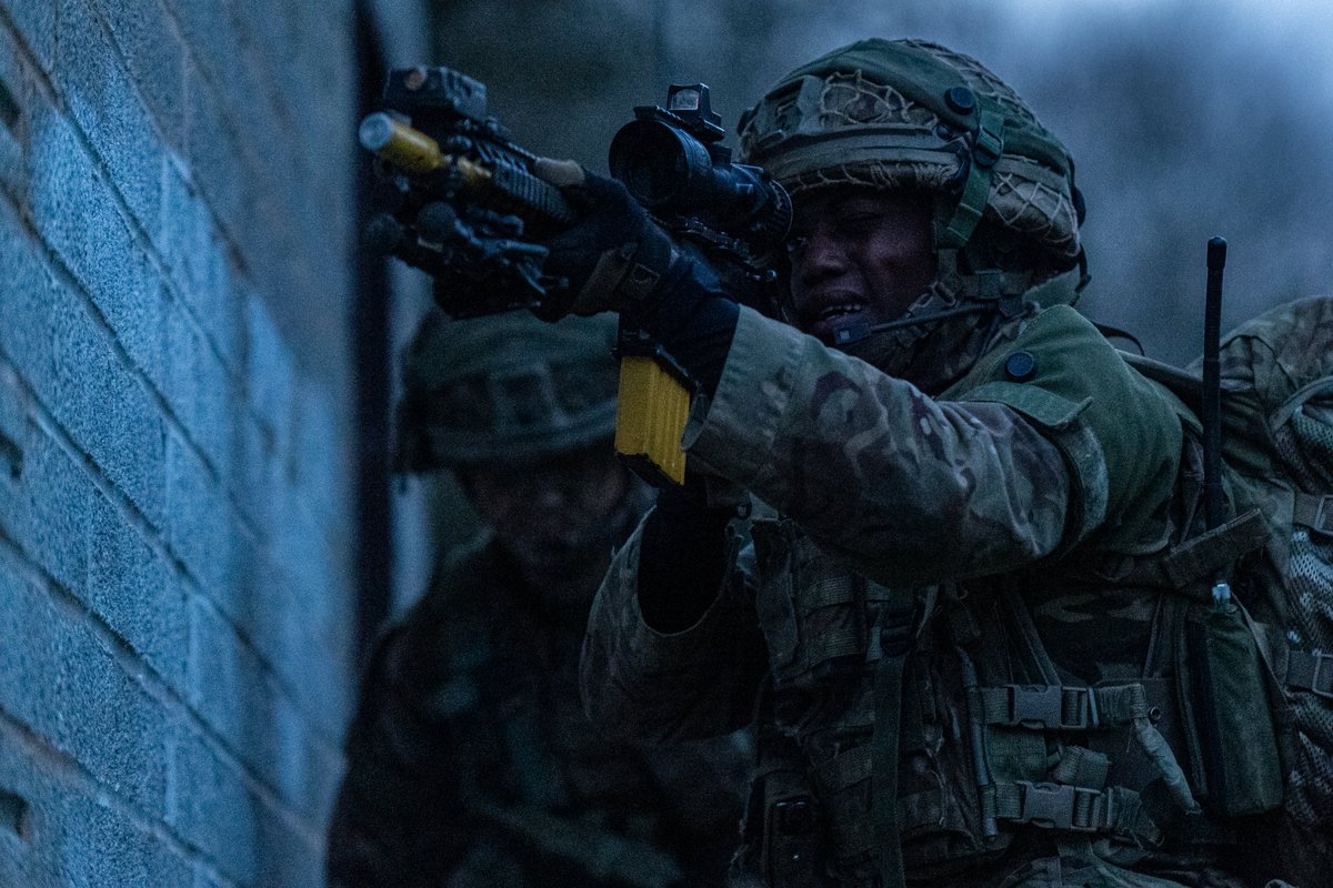 1,300 🇬🇧🇫🇷🇺🇸 paratroopers✅
21 Chinook, Puma, Apache, Wildcat helicopters✅
2 PARA Battlegroup, lifted by <a href="/RoyalAirForce/">Royal Air Force</a> and protected by <a href="/ArmyAirCorps/">The Army Air Corps</a>, demonstrated how the brigade can go into battle by air alongside our allies on #WessexStorm 💪