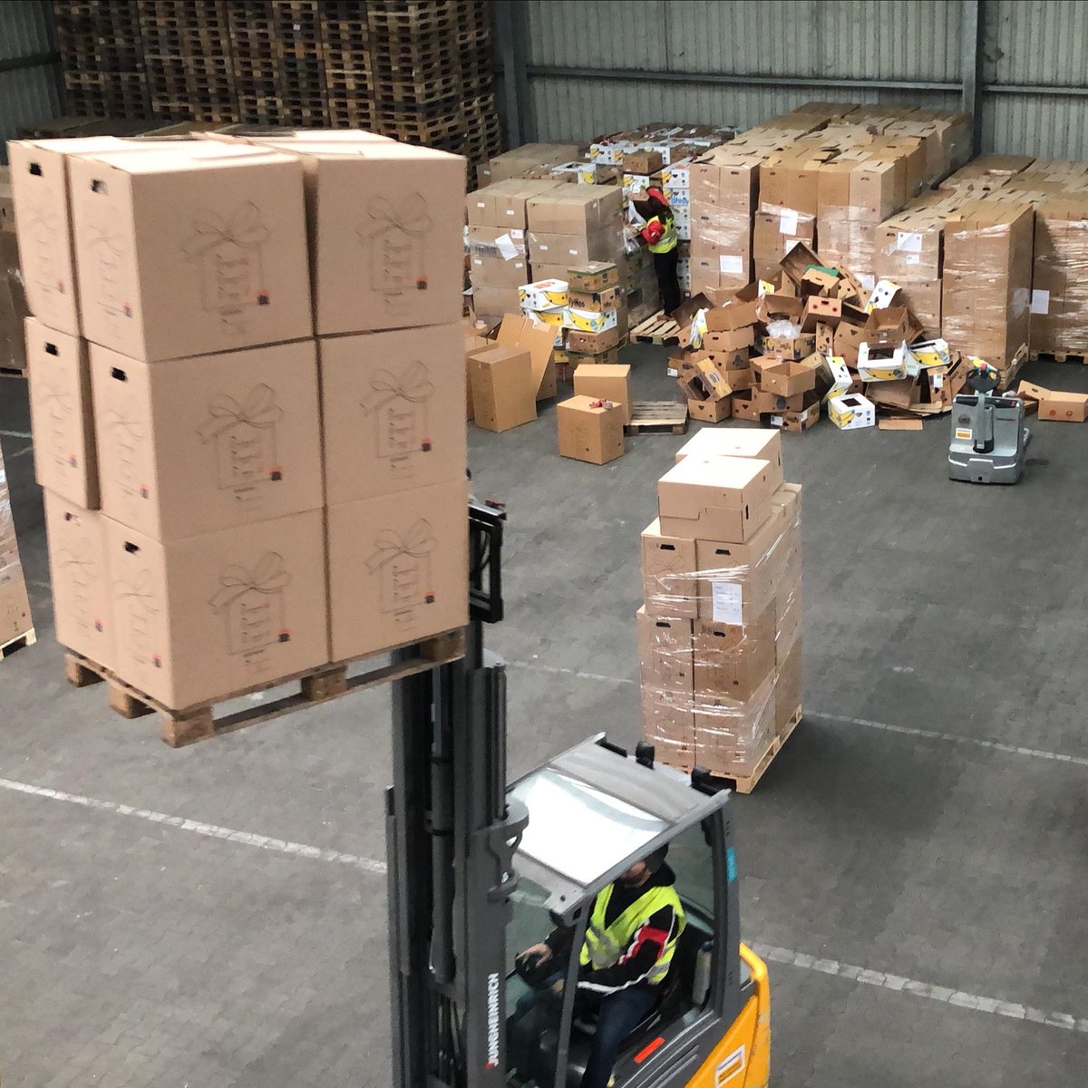 RoundTableDE's tweet photo. Wir sind unbeschreiblich stolz, dass der #Weihnachtspäckchenkonvoi auch in diesem Jahr mit 31 LKW und 141.723 Päckchen erfolgreich alle Länder und Regionen der letzten Jahre anfahren kann &amp; wird.
#WeilWirDasMachen
#SidebySide #Freunde https://t.co/eJiMZvzC1z