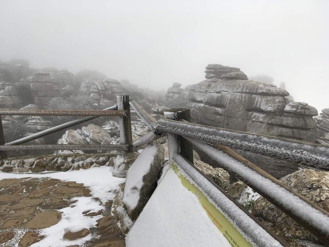 Storm_Malaga's tweet photo. La nieve, también llegó al Torcal de #Antequera durante el día de ayer.

Fotos: @TorcalAntequera https://t.co/7AR5rrwJca