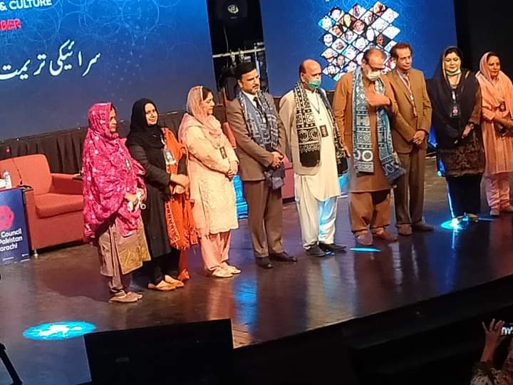 adi_lashari's tweet photo. اردو عالمی کانفرنس کے سرائیکی سیشن میں آرٹس کونسل کراچی میں سرائیکی خواتین کو درپیش گھریلو سماجی معاشی اورسیاسی مسائل پر بات چیت کرنے کا موقع ملا ہم آرٹس کونسل انتظامیہ کے شکر گزار ہیں جو ہمیشہ کیطرح اس سال بھی نظرانداز طبقے کو موثر پلیٹ فارم مہیا کرنےمیں اپنا مثبت کردار اداکیا https://t.co/gEdO6s4x85