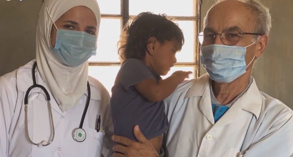 FOCSIV's tweet photo. Roberto Natale @raisociale premia Nabil Antaki Premio Volontario dal Sud @fmsi_onlus per il suo impegno ad Aleppo. #vipremio2020 #5dicembre https://t.co/VcYMMwhR9w