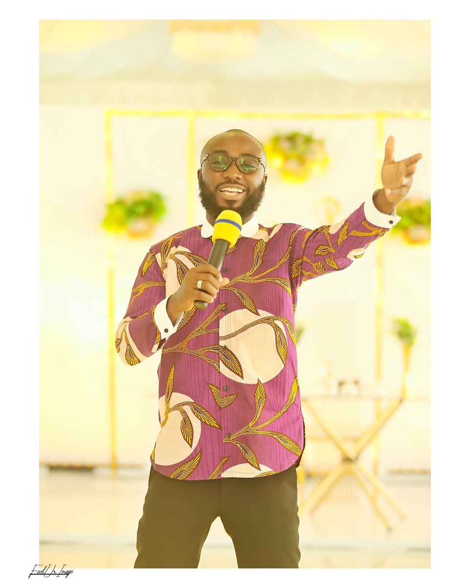 Rojayjay's tweet photo. Not only can I rap, but I can rock the party. The name is Kwaku Boateng a.k.a @Rojayjay.
Yeye! ✌️✌️✌️
#GuyGuyMC😎🎤 #MC #masterofceremonies #WeddingMC #WeddingThings #ghanawedding #weddingreception https://t.co/27yPhqRpUJ