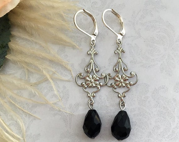 PapillionEra's tweet photo. Black drop earrings, 1920s https://t.co/XQtfFdYTXd via @EtsySocial #torontostyle #shoplocal #BlackDropEarrings #BlackJewelry https://t.co/tPAOnrNiYI