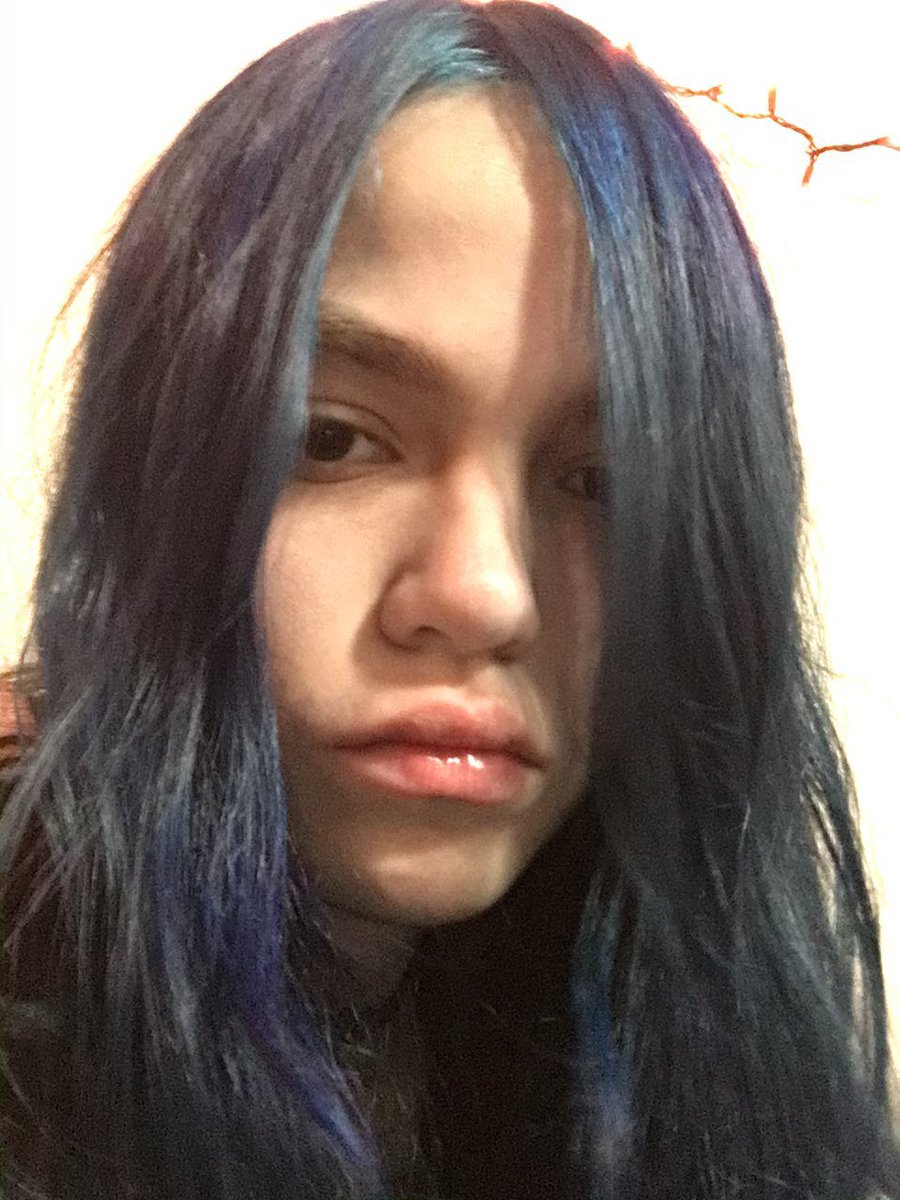 /  Me w blue hair ✨💙