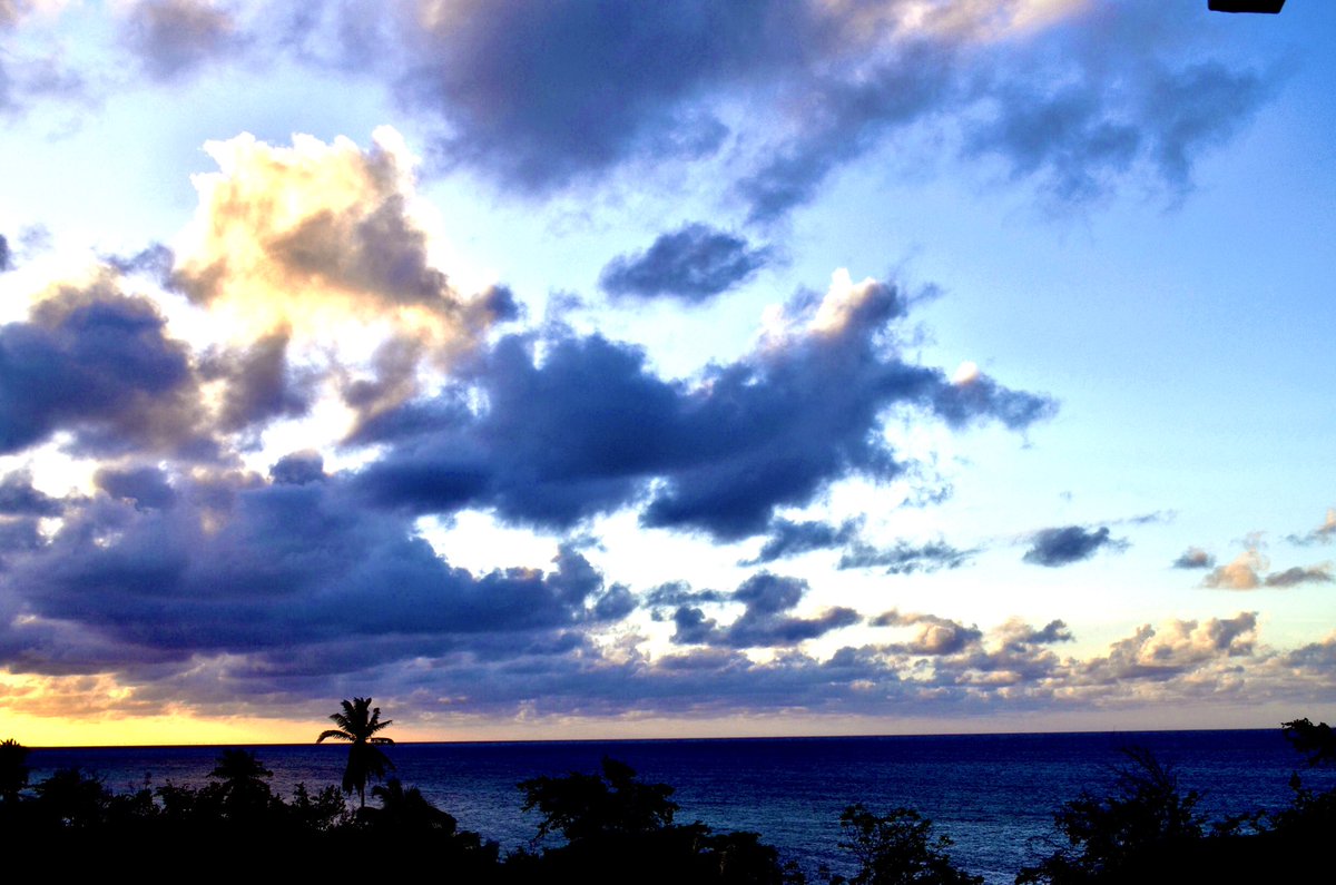 lightcolorgames's tweet photo. Ein Bild vom Sonnenuntergang in Kuba

A picture of the sunset in Cuba

#day5 #day5of30 #fotochallenge #wolken #clouds #picoftheday #potd #sunsetphotography #sun #sea #meer #palmtree https://t.co/fbUwbj1GtV