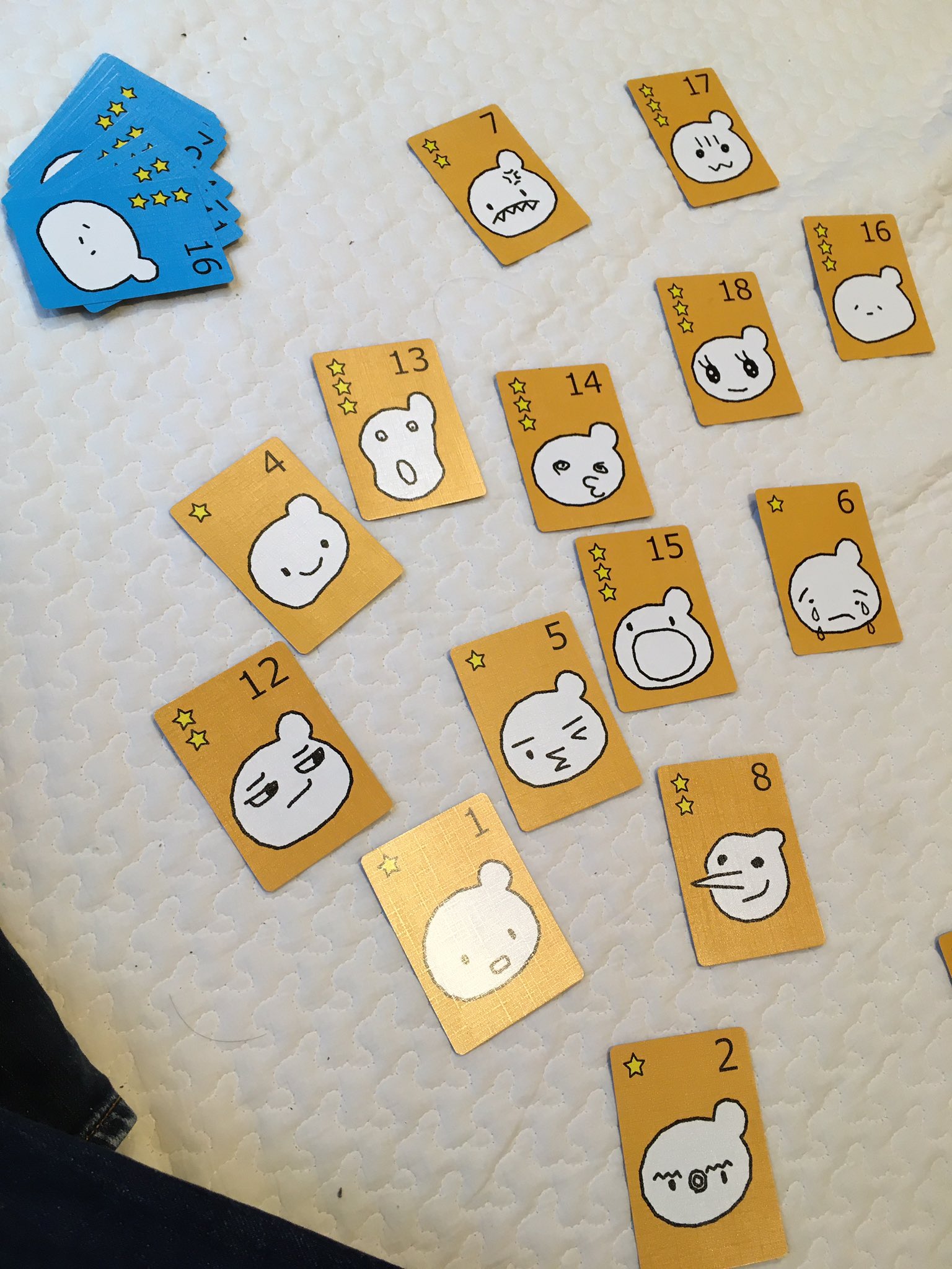 Sweetz 100均で買った 変顔マッチ っていうカードゲームが面白い 親が青いカードを引いておでこに当てて 他の人がその変 顔をしてどのカードの変顔をしてるか当てるゲーム 小さい子供がめちゃめちゃ熱中して変顔してておもろい T Co Ghf533qcus