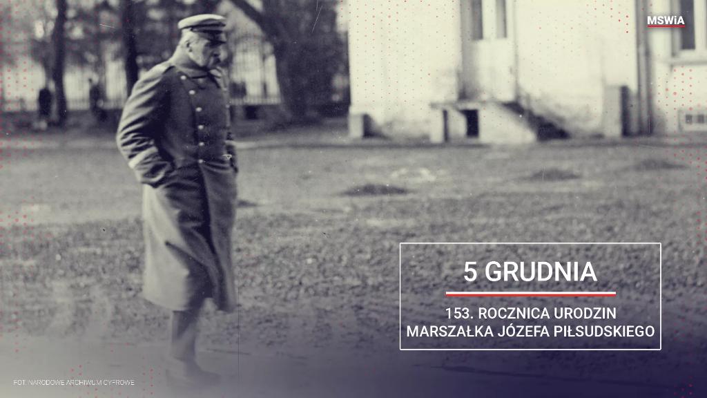Grafika okolicznościowa. Tło stanowi zdjęcie Marszałka Józefa Piłsudskiego podczas spaceru na dziedzińcu przed Belwederem. W prawym dolnym rogu napis: 5 grudnia: 153. rocznica urodzin Marszałka Józefa Piłsudskiego