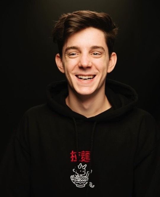 hey hey if you love ethan click the purple heart              