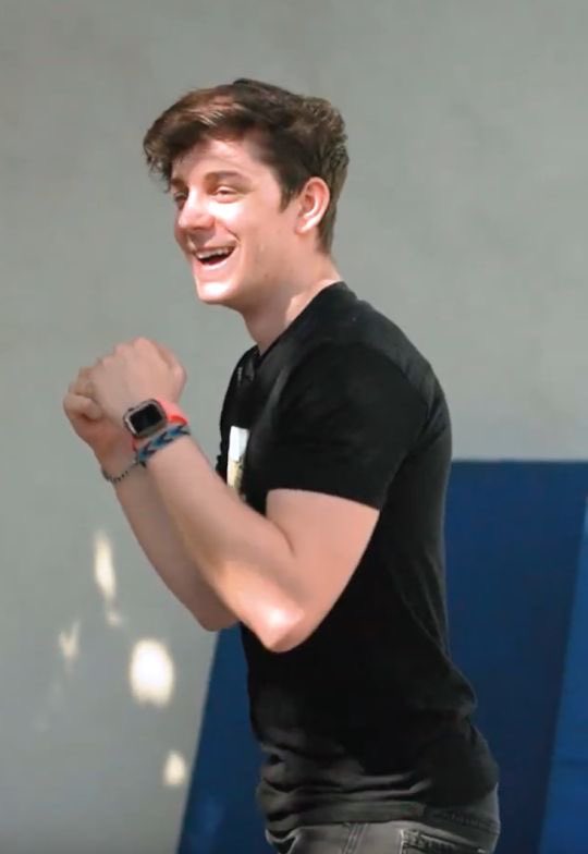 hey hey if you love ethan click the purple heart              