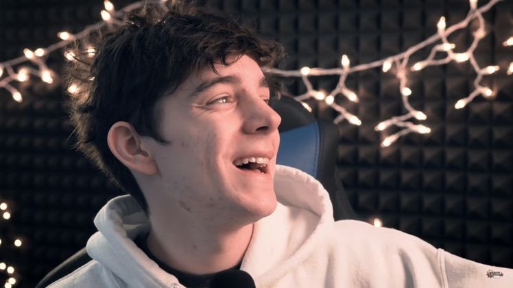 hey hey if you love ethan click the purple heart              