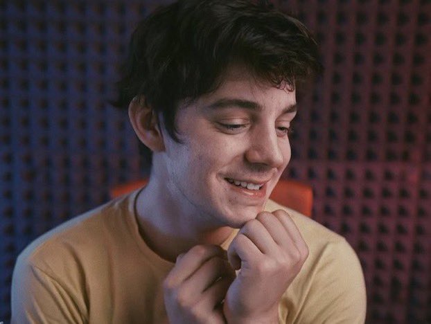 hey hey if you love ethan click the purple heart              