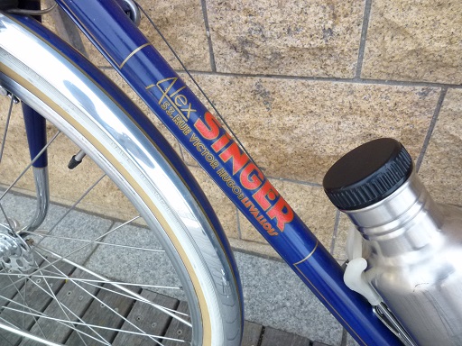 y08T1YsR1xwPhvA's tweet photo. 昔の写真が出てきた
もちろん僕んじゃない
福眼、目の保養とはこの事だ
サンジェを見たのは2度目、
初めては世田谷秘宝館(長谷川さんトコ)で。
#AlexSiNGER #アレックスサンジェ #ランドナー https://t.co/WaMEKTXDfG