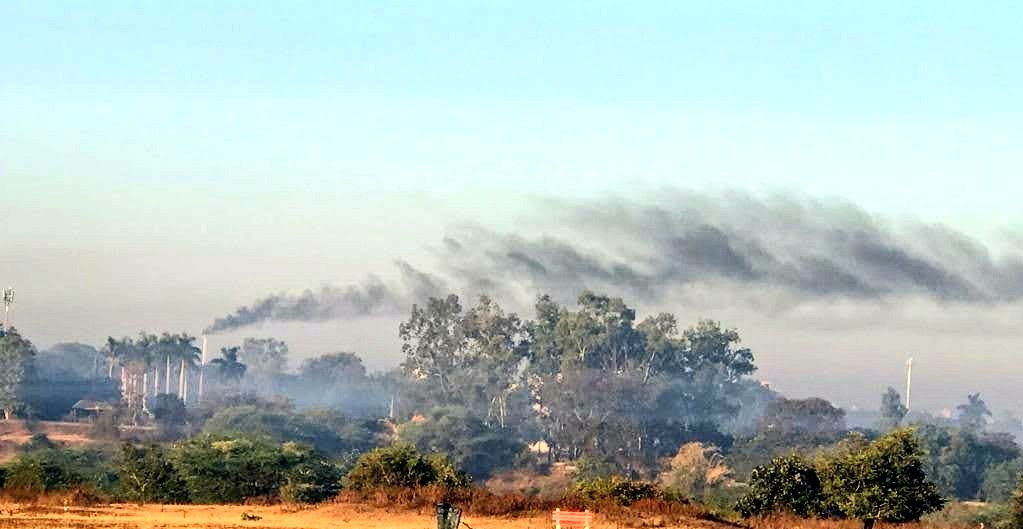 malubhai10's tweet image. @CMMadhyaPradesh @environment_mp #ngt_mp #mppcb Just look the image. How freely the industry is polluting the environment of Green City Bhopal? Has anyone noticed or have taken action? Cannot identify the industry but can be located looking from BHEL Bhopal Dhanvantri Park HBJ