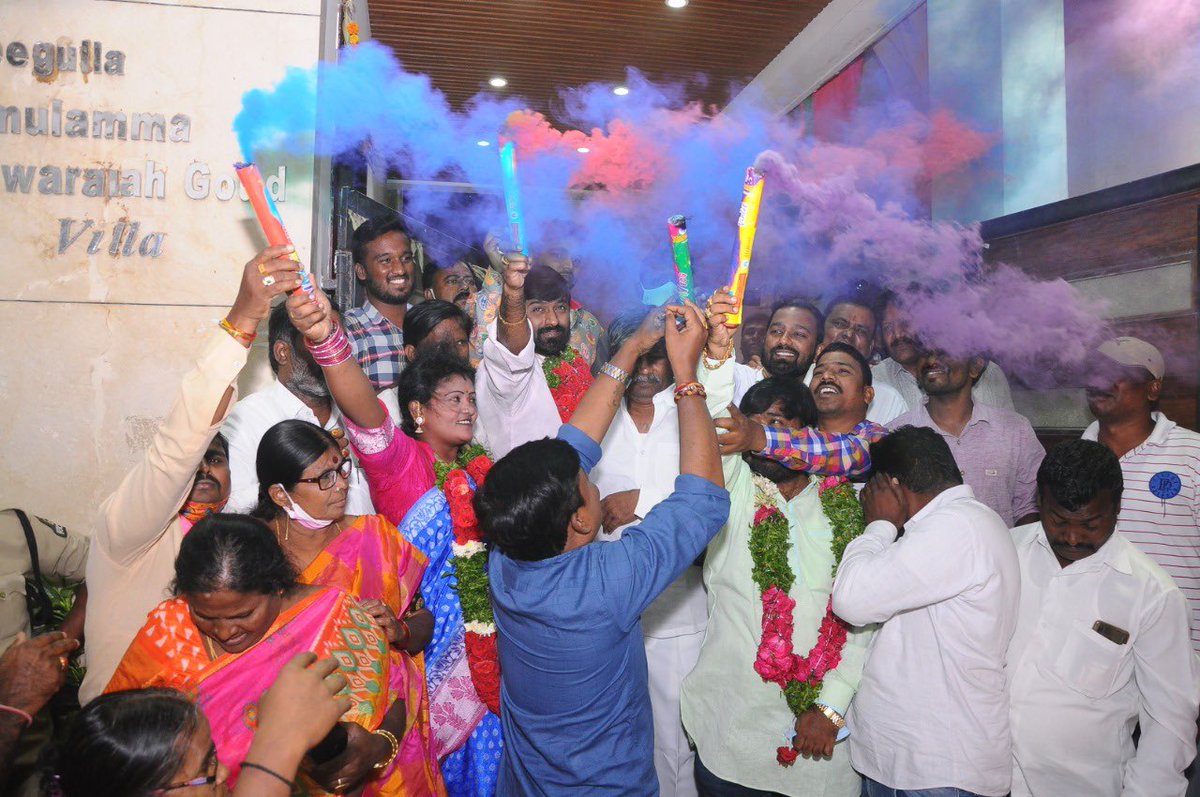 RameshwarGoudT's tweet photo. Thank you Secunderabad for making TRS victorious inspite of high-pitch political campaign by opposition parties. A few glimpses from the victory celebrations held at residence. 

#SecunderabadWithTRS #HyderabadWithTRS #GHMCElections #GHMCResults https://t.co/chQFGBDJSC