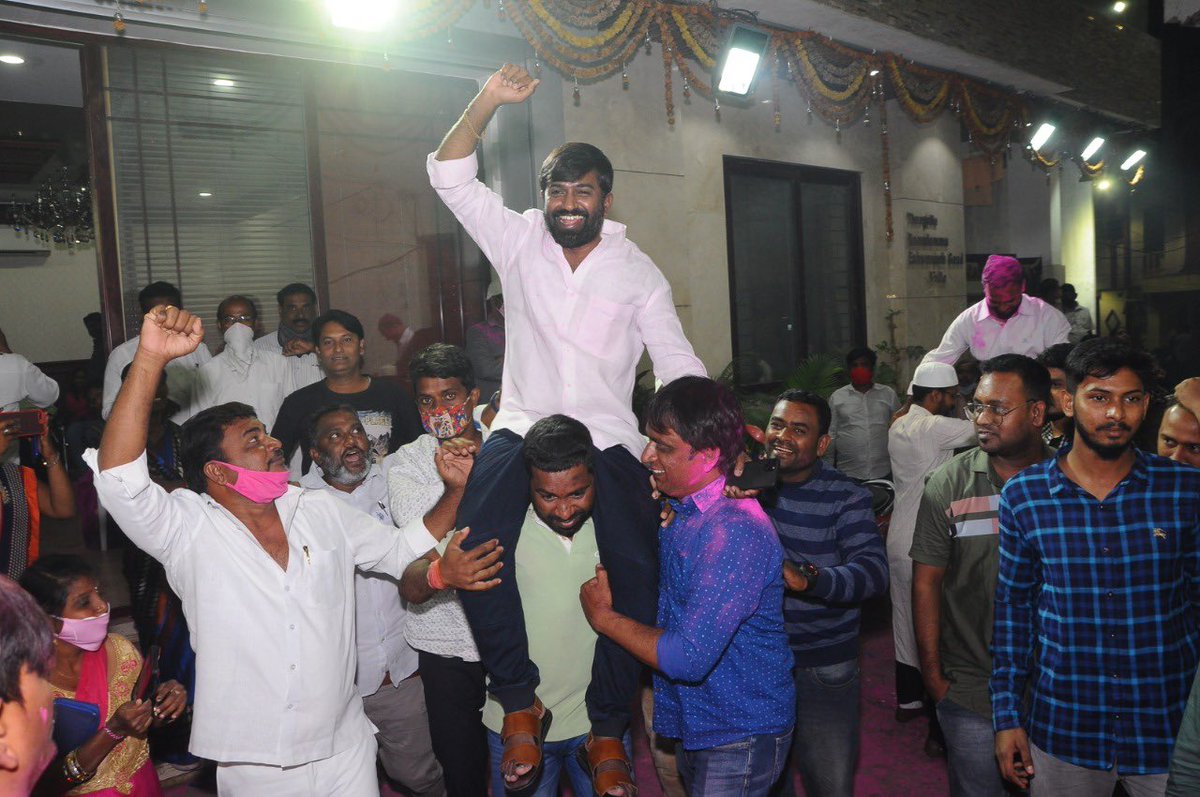 RameshwarGoudT's tweet photo. Thank you Secunderabad for making TRS victorious inspite of high-pitch political campaign by opposition parties. A few glimpses from the victory celebrations held at residence. 

#SecunderabadWithTRS #HyderabadWithTRS #GHMCElections #GHMCResults https://t.co/chQFGBDJSC