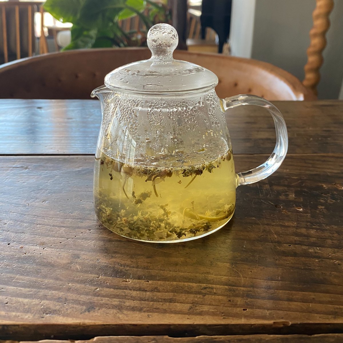 Folklore 本日より期間限定メニューですだちカモミールティーをお出ししていきます カモミール ミントなどをブレンドした ハーブティーに自家製すだちシロップ メニュー表には載っていませんが お気軽にご注文ください