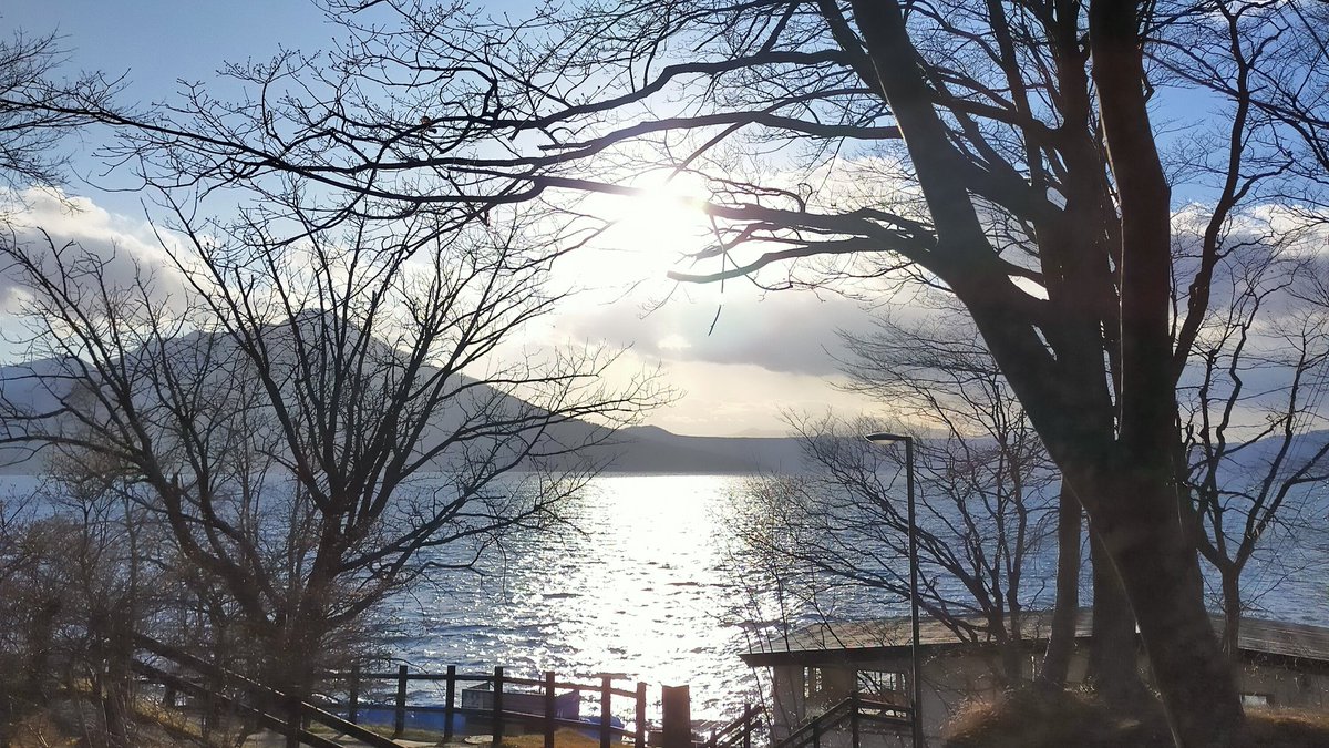 thankcuexx's tweet photo. 水面に日の光が反射して、それも眩しくて綺麗だったなぁ。
#支笏湖
#HelloHokkaido https://t.co/Q0vyK5U3Do