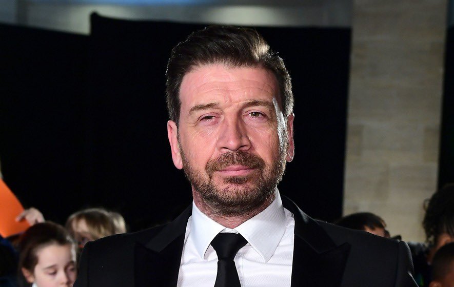 THREAD [1/10]This is Nick Knowles. ( @MrNickKnowles) He’s a rugged, happy-chappy, heart of gold, presenter of DIY make-over shows in the UK.Including a show called DIY SOS. Look at him!