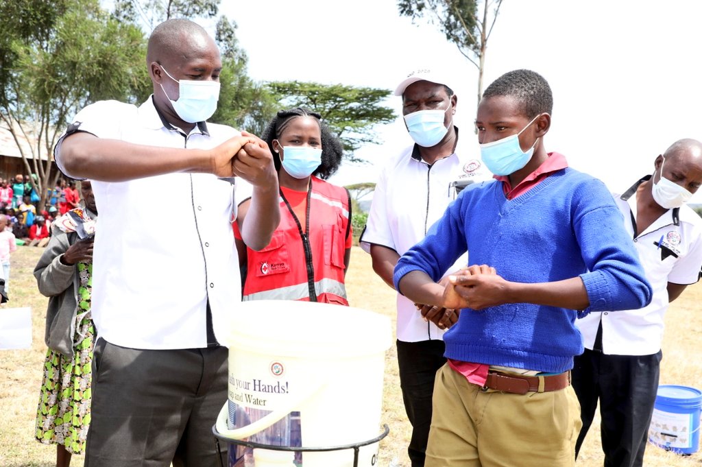 KenyaRedCross's tweet photo. "During this hard #COVID19 times it is the Red Cross volunteers who have risked their lives and comfort to move into the communities to educate people about the pandemic so as to save lives and minimise suffering. My heartfelt gratitude goes to each volunteer." Dr. @AshaMohammed_ https://t.co/UVUcDyV0F5