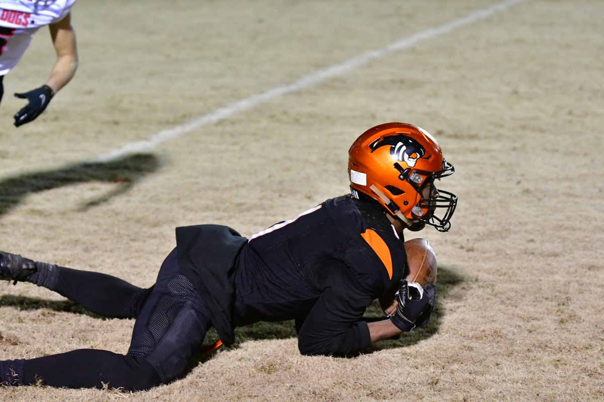 scottbrownYSE's tweet photo. Hopkinsville's Daisjaun Mercer made the 4th down catch inside the game's final two minutes to seal the Tiger win over John Hardin. It was one of several great catches by Hoptown receivers. https://t.co/yjQQiE5yZ7
