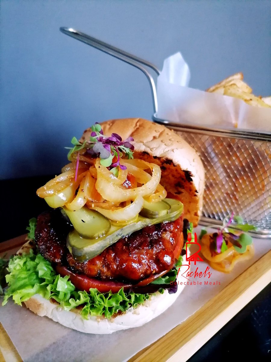 step_kitchen's tweet image. Succulent beef burger with gherkins and balsamic onions accompanied with chips..
#cooking #foodie #burger #kitchen #SaturdayMood #cloudy #FYP #December2020