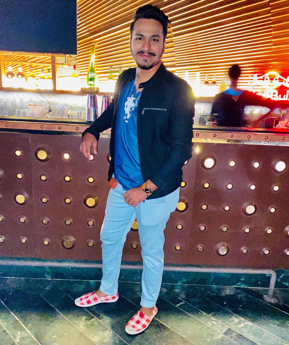 Sagarindrekar's tweet photo. 𝐴𝑏𝑜𝑢𝑡 𝐿𝑎𝑠𝑡 𝑁𝑖𝑔ℎ𝑡✨❤️#bombaycoktailbar #night #lasteve #dinner #Dance #mumbaikar #bombaydiaries #shotoftheday #casualstyle #mymonth #Dec #streetfashion #dappler #stylewear #mensoutfit #Streetstyle #happyday #mood
#throwback #weekdayvibes #positivevibes #Rajput https://t.co/Nk05JQdvp4