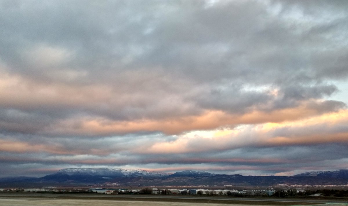 alfonsomarquezf's tweet photo. #Nubes #Nieve #Parapanda #Granada https://t.co/ulUAuRHqcc
