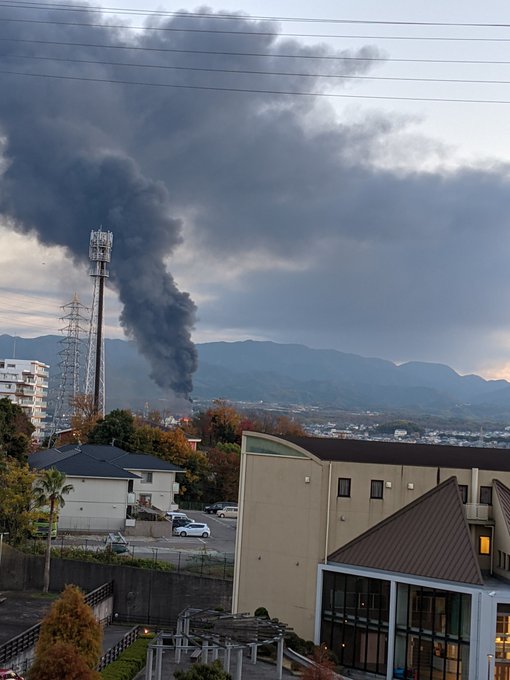 火事 和泉市納花町で大規模火災の模様 黒煙ヤバイ 場所は 和泉市納花町 お近くの方は規制や煙にご注意ください Matomehub まとめハブ