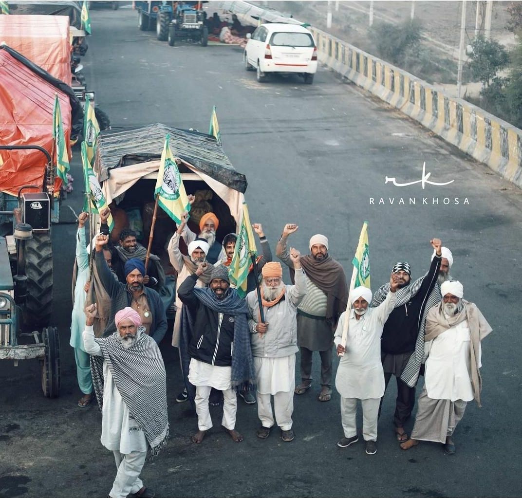 Gurjinder__kaur's tweet photo. 1/2
ਲਾਕੇ ਅਕਲ ਵੀ ਦੇਖ ਲਈ ਵੱਡੇ ਸਰਮਾਏਦਾਰਾਂ ਨੇ
ਅਸੀਂ ਫੁੱਟ ਉੱਠੇ ਆਂ ਡਾਲ਼ੀਓ ਫੁੱਲ ਬਣਕੇ
ਜਿਹਨਾਂ ਲਾਈਆਂ ਸੀ ਤੌ��ਮਤਾਂ ਸਾਡੇ ਉੱਤੇ 
ਦਿੱਤਾ ਠੋਕ ਕੇ ਜਵਾਬ ਐ ਫ਼ੌਲਾਦ ਬਣਕੇ
ਨਸ਼ਿਆਂ ਦੇ ਰਾਹ ਤੇ ਪਾਏ ਸੀ ਜਿਹਨਾਂ ਨੇ
ਦੂਰ ਕੀਤਾ ਏ ਭੁਲੇਖਾ ਬਾਕਮਾਲ ਬਣਕੇ ~@Gurjinder__kaur
#Tractor2Twitter
#8_दिसंबर_भारत_बन्द
#FarmersProtest https://t.co/r781wDCNjD