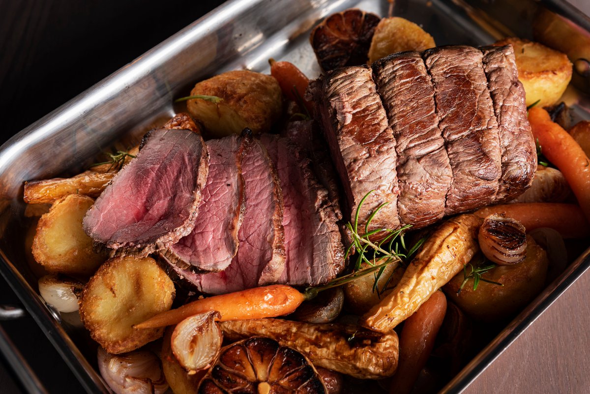 HopetounBB's tweet photo. 📢 Sunday Roast 📢
Tuck into our fantastic Sunday roast with all the trimmings tomorrow by placing your order before 1 pm today. Our regular takeaway menu will also be available to order between 4 &amp; 8pm. https://t.co/73r1USZt2C