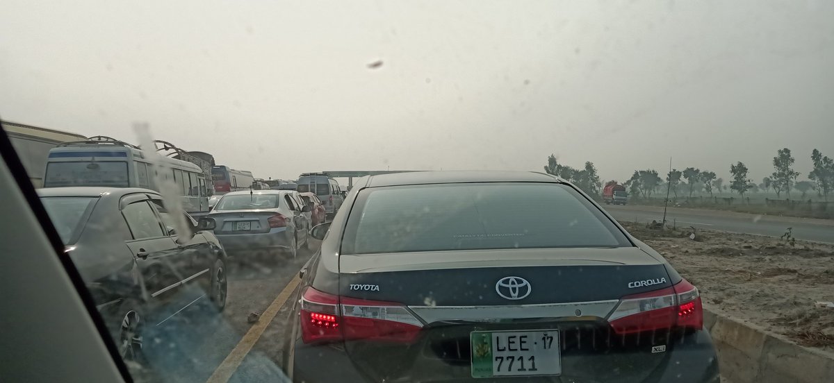 RaoJunaidIqbal's tweet photo. The toll plaza right in the middle of motorway where there is no interchange. There should a system to collect money by other means. @NHMPofficial @MuradSaeedPTI https://t.co/pQCdMClNz0