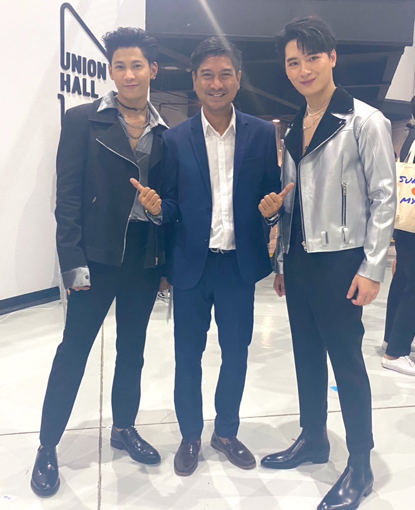 AttapornT's tweet photo. ลุงกับหลาน #GMMTV2021 #เธอเขาเงาแค้น #anda99 #GMM25 #gmmtv #gmm25 #aneyeforaneye #KristPerawat #kristperawat #kristsingto #kristperawat🐢 #minminwithkristsingto #PERAYA #พีรญา #คริสสิงโต #SingtoPrachaya #singto https://t.co/CYmjasGYZ4