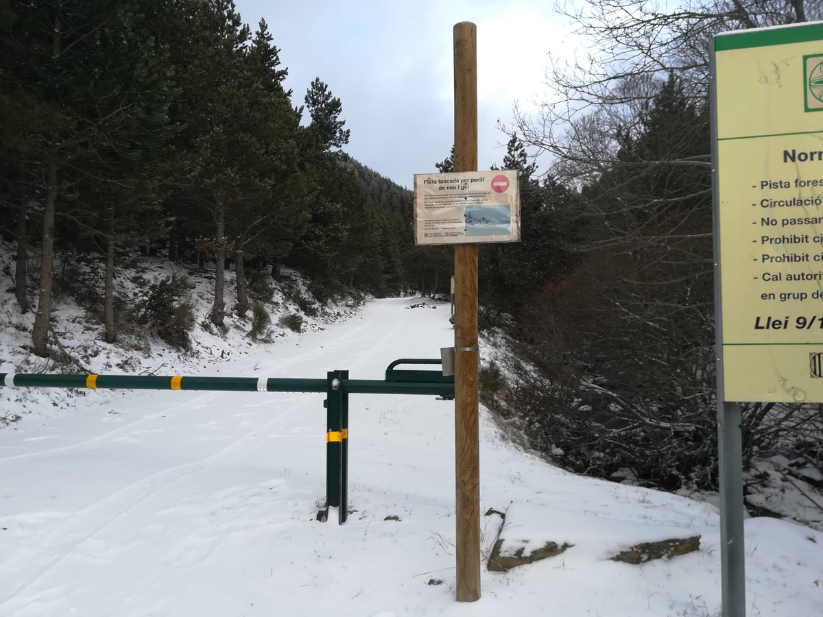 pnaltpirineu's tweet photo. Amb l'arribada de la neu ❄️ tanquem l'accés motoritzat al refugi #ComesdeRubió🏡 fins a la primavera perquè pugui ser utilitzat per a la pràctica de raquetes de neu i esquí de muntanya. Recordeu seguir les rutes senyalitzades per evitar perjudicar la hivernada del gall fer. https://t.co/Rkvfc4hP9f