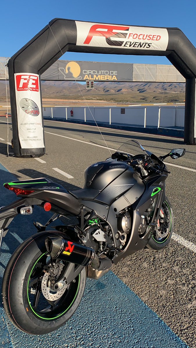 steve17brogan's tweet photo. Day 1 at Almeria circuit about to get underway, new ZX10R, new Avon slicks, sun is warming my tyres up 😜 it must be Christmas! #stevebrogansuperbikeschool #kawasaki #coaching #focusedevents #spain https://t.co/pD11p06ZIS