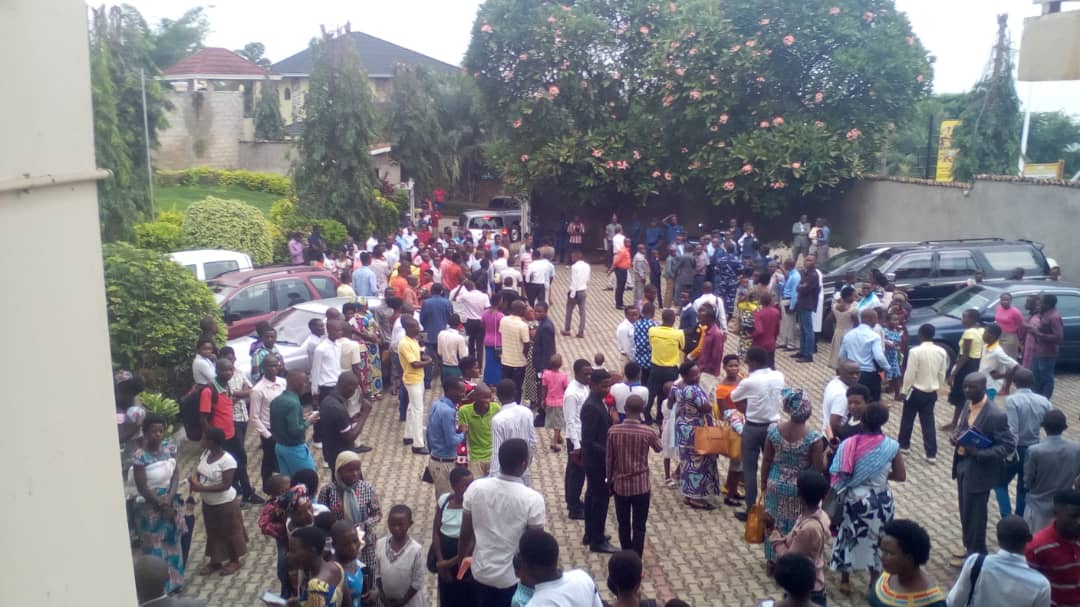 BurundiSda's tweet photo. #Bavugubusa n'abiwe barajwe ishinga no gusambura ishengero nk'uko bibonekera mu bikorwa birumvye vyabereye @adventistchurch Kiriri mu gisagara ca #Bujumbura. Abizera bakeneye gusenga batekanye mu bumwe @pastortedwilson @pastorruguri @adventistnews @MininterInfosBi @GeneralNeva https://t.co/Hli5z8GJoU