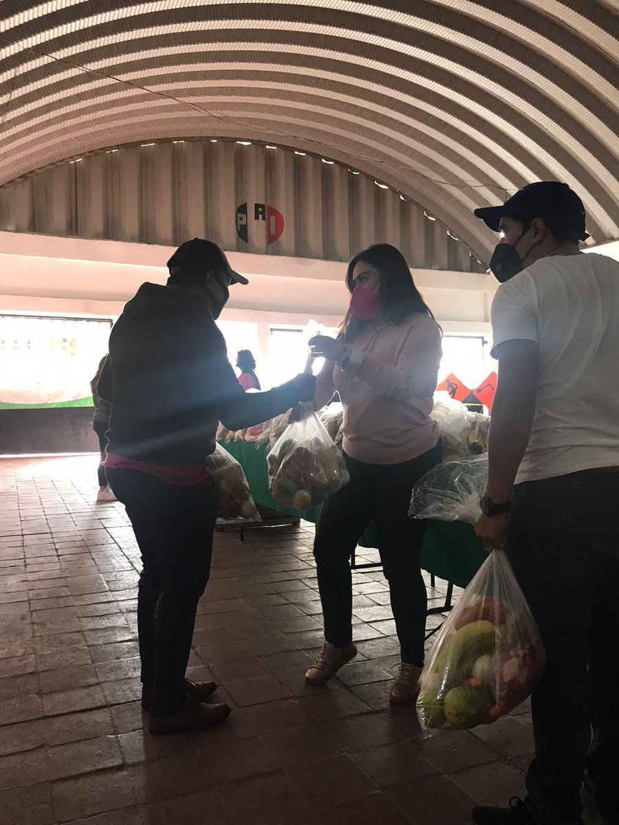 MTtexcoco's tweet photo. Cuarta entrega de canastas básicas a bajo costo 🥕🥩🍌🍗🥔 Nuestra dirigente @ChoperenaCruz y el equipo de MT Tex. realizaron la entrega a beneficiarios texcocanos. 
@MT_EdoMexico @MT_Nacional @davidsanchezi @PRI_EDOMEX @texcoco_pri @AlejandraDMV https://t.co/ZibMNsaT1m
