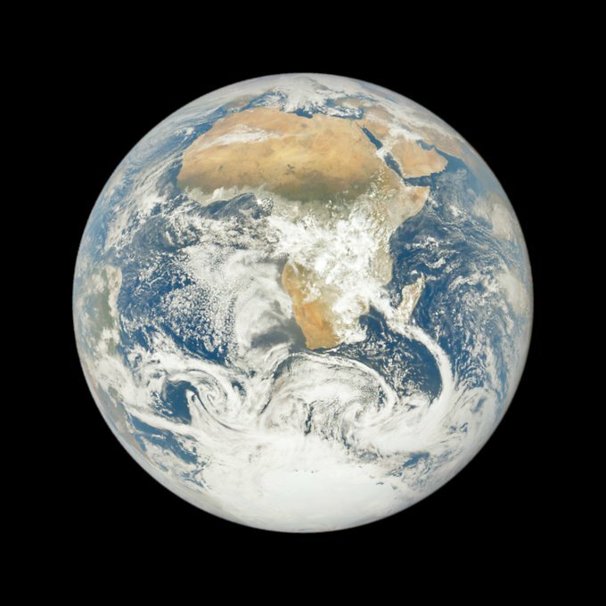 AgamiLight_'s tweet photo. Image de la terre par dscovr_epic : 10:51 on Thursday December 3rd, over Africa https://t.co/Sv5ZIwaXSg (via Twitter https://t.co/5kC2A8Lyz5) https://t.co/9XSwnrqerX
