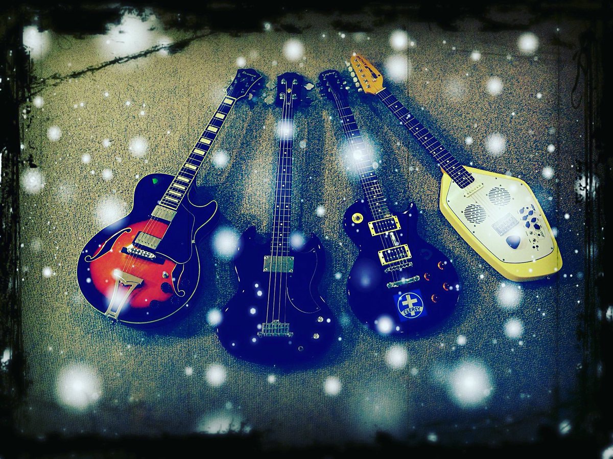 Dan_Kiko_Murray's tweet photo. Which Christmas song would you #rock out on? 🤘🏼🎸 🎅
#electricguitar #electricguitars #voxguitars #gibsonepiphone #epiphone #epiphoneguitar #epiphoneguitars #ibanez #ibanezguitars #ibanezguitar #ibanezguitarworld #voxapache #voxelectricguitar #voxelectricguitars #epiphonebass https://t.co/7EDWnQYdGi