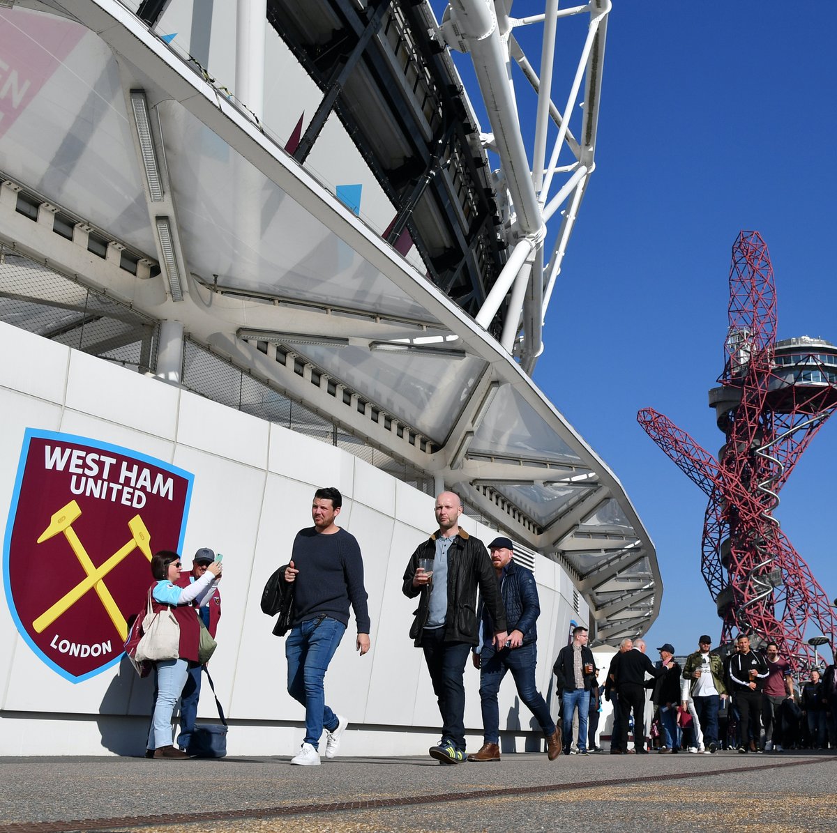 goal's tweet photo. For the first time in nine months, fans will be able to attend Premier League matches today 🏟

2000 supporters will be at West Ham vs Manchester United and Chelsea vs Leeds 🙌 https://t.co/wal636LACZ