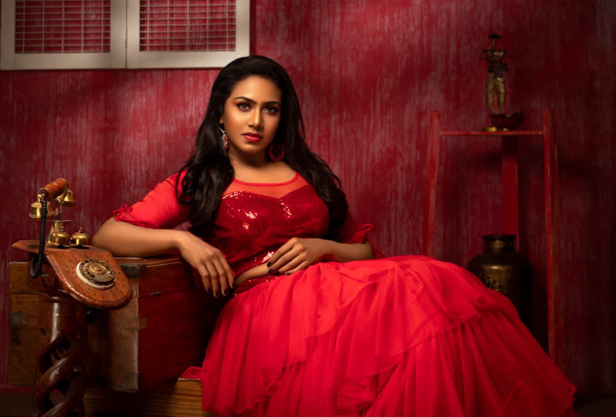 FullOnCinema's tweet photo. ADMIRABLE
Photoshoot pics of Actress : @JacobsRisha

#conceptsbygasudesingersstudio

#Concept &amp; #styling : #ramuvenkat 

#costumes : 
#HEMASGASUDESIGNERS
#GASUDESIGNERS

#Designers :  #ramuvenkat87 

#photography :  @studioticstudio

#Make up : #sherlenemutharasi

@teamaimpr https://t.co/yJHvITTehI