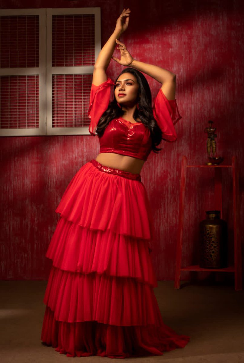 FullOnCinema's tweet photo. ADMIRABLE
Photoshoot pics of Actress : @JacobsRisha

#conceptsbygasudesingersstudio

#Concept &amp; #styling : #ramuvenkat 

#costumes : 
#HEMASGASUDESIGNERS
#GASUDESIGNERS

#Designers :  #ramuvenkat87 

#photography :  @studioticstudio

#Make up : #sherlenemutharasi

@teamaimpr https://t.co/yJHvITTehI