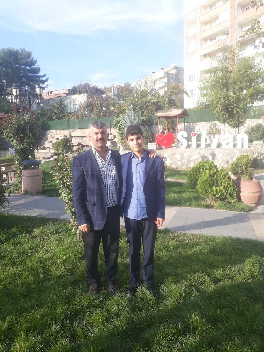 Bizim siyasetçilerine sesleniyorum birakin bir birinizin hatalarini tartışmak size buradan oy çikmaz bu ulkeye bu millete doğrusunu yapin