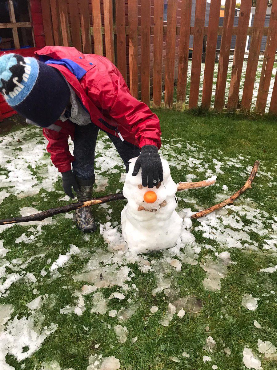 Jennife00985705's tweet photo. S and F created 2 little snow people quickly before the rain came! @OrmistonPrimary https://t.co/eywigaTyIZ