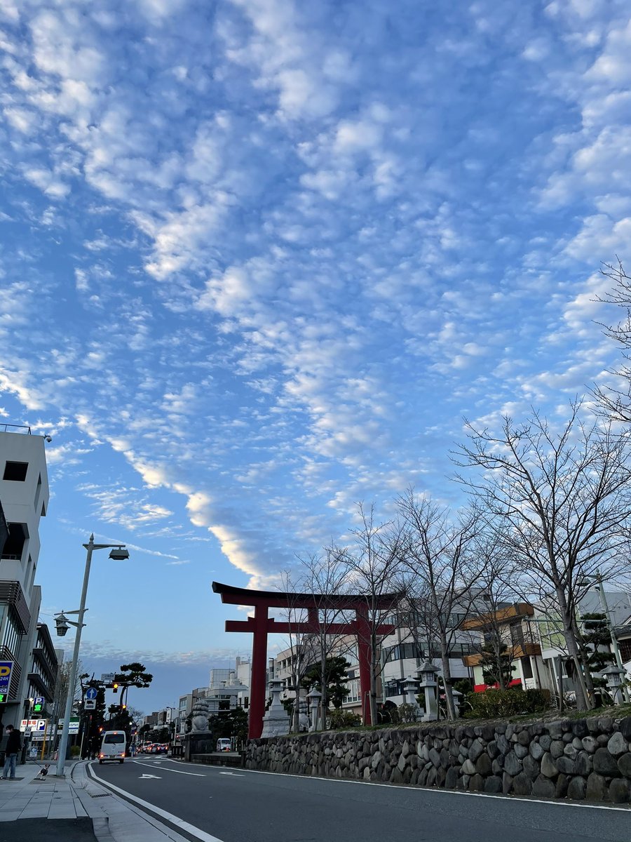taneshue's tweet photo. 近ごろの空たちが面白すぎる。
#朝ラン #morningrun
#空 #sky
#空が好きな人と繋がりたい
#skylovers
#ひつじ雲 #altocumulus #sheepclouds
#うろこ雲 #mackerelsky sky
#ひつじ雲とうろこ雲の区別がわからない
#夜明け #dawn
#どんどん寒くなる #gettingcolder
#手袋欲しい #needgloves https://t.co/dWE2fLOavV