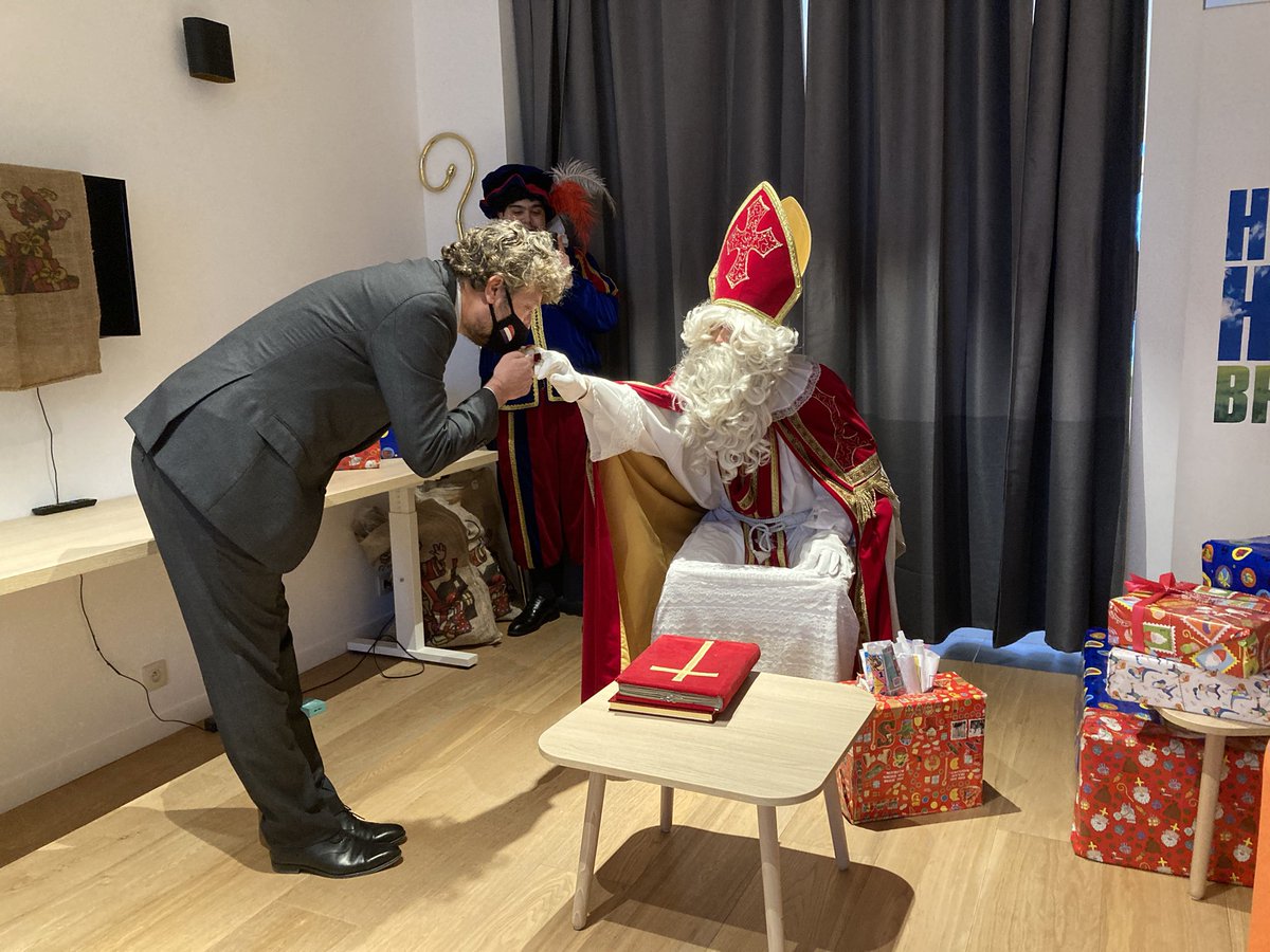 Dank aan de goedheiligman voor uw bezoek aan <a href="/HollandHouseBxl/">Holland House Brussels</a> , geheel #Corona proof.
Ik kus uw ring, en hoop u volgend jaar weer gewoon te mogen ontvangen in brede kring, zoals het hoort! #Sinterklaas